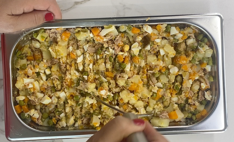 Ensaladilla rusa rápida en olla exprés con mayonesa casera. Receta fácil y cremosa