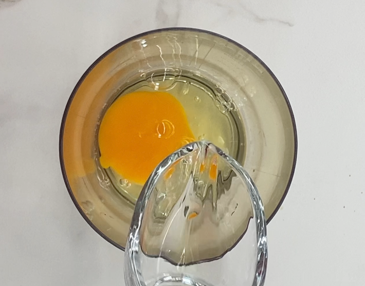 Ensaladilla rusa rápida en olla exprés con mayonesa casera. Receta fácil y cremosa