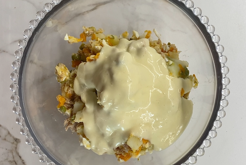 Ensaladilla rusa rápida en olla exprés con mayonesa casera. Receta fácil y cremosa