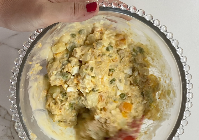 Ensaladilla rusa rápida en olla exprés con mayonesa casera. Receta fácil y cremosa