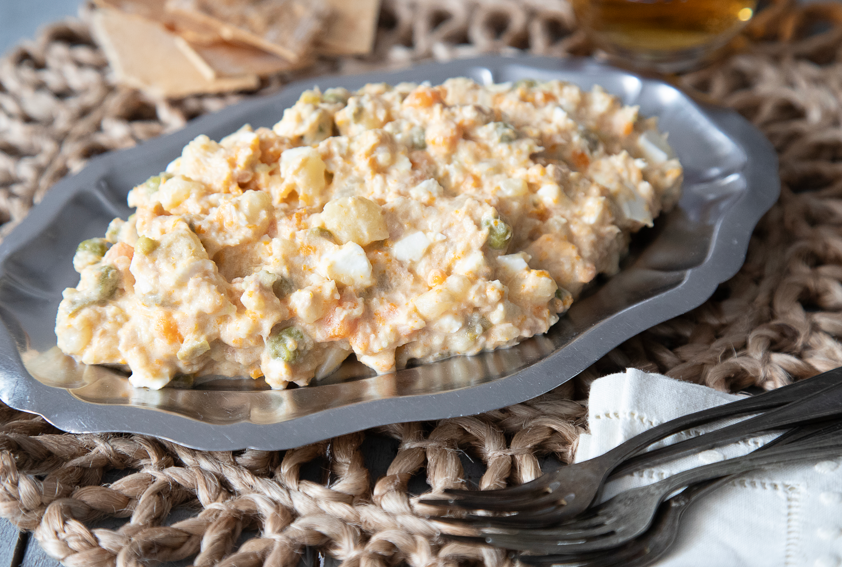 Ensaladilla rusa rápida en olla exprés con mayonesa casera. Receta fácil y cremosa