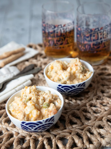 Ensaladilla rusa rápida en olla exprés con mayonesa casera. Receta fácil y cremosa