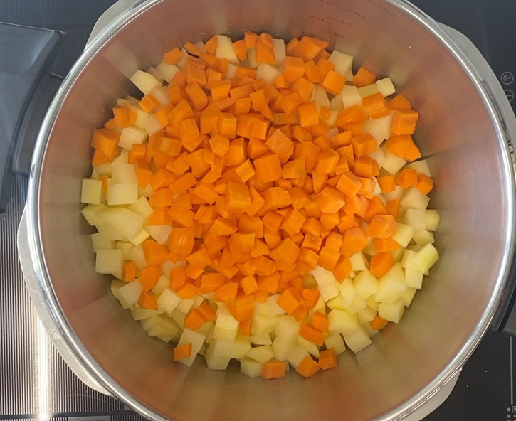 Ensaladilla rusa rápida en olla exprés con mayonesa casera. Receta fácil y cremosa