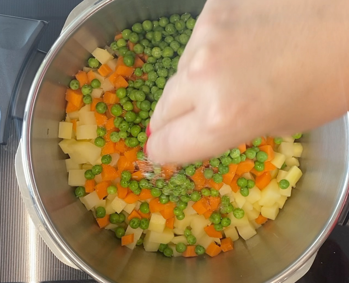 Ensaladilla rusa rápida en olla exprés con mayonesa casera. Receta fácil y cremosa