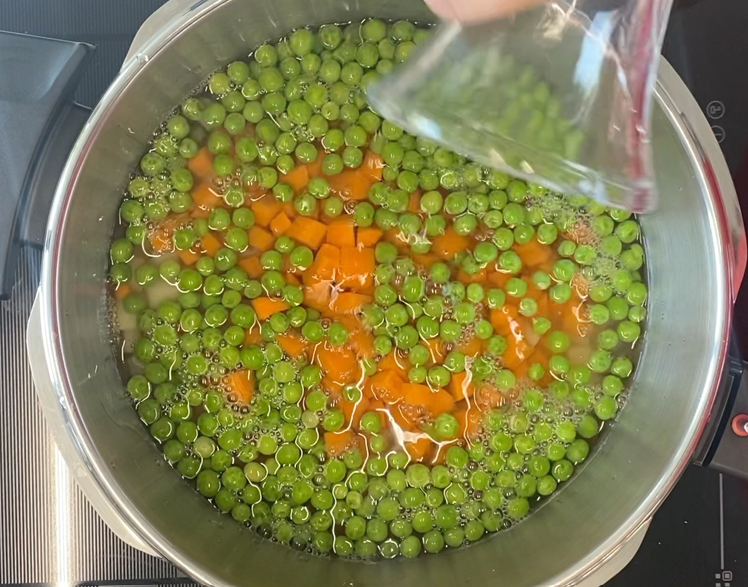 Ensaladilla rusa rápida en olla exprés con mayonesa casera. Receta fácil y cremosa