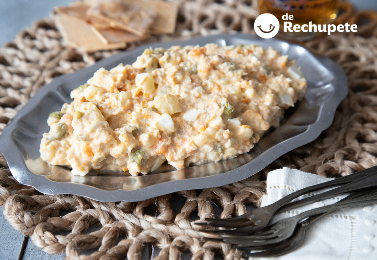 Ensaladilla rusa rápida en olla exprés con mayonesa casera. Receta fácil y cremosa