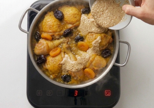 Escaldums de pollo, un guiso mallorquín con salsa de almendras