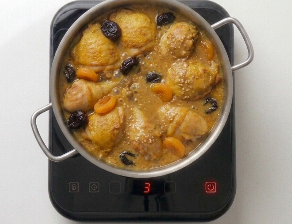 Escaldums de pollo, un guiso mallorquín con salsa de almendras