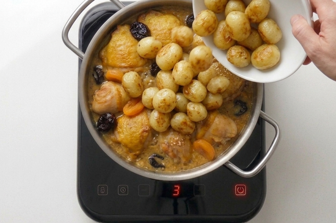 Escaldums de pollo, un guiso mallorquín con salsa de almendras