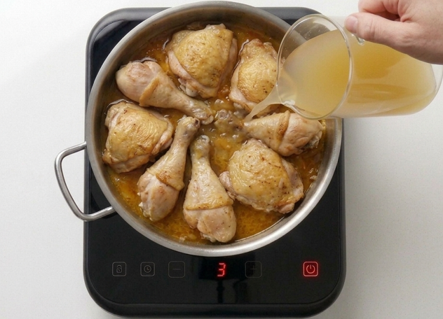 Escaldums de pollo, un guiso mallorquín con salsa de almendras