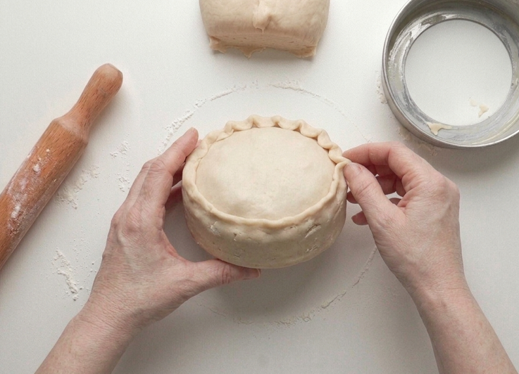 Formatjades menorquinas de cordero, las empanadas de Pascua que se hornean con el relleno crudo