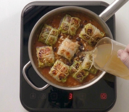 Llom amb col, la receta mallorquina que se cocina en pequeños paquetes