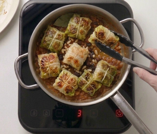 Llom amb col, la receta mallorquina que se cocina en pequeños paquetes