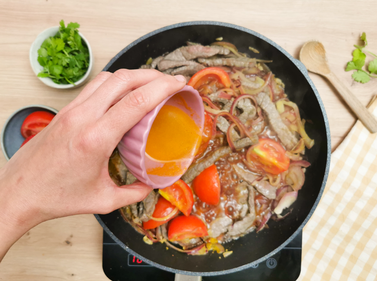 Lomo saltado peruano auténtico: receta fácil, jugosa y con todo el sabor tradicional de Perú