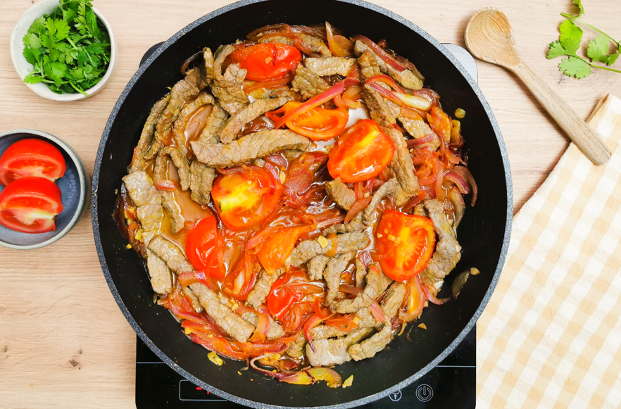 Lomo saltado peruano auténtico: receta fácil, jugosa y con todo el sabor tradicional de Perú