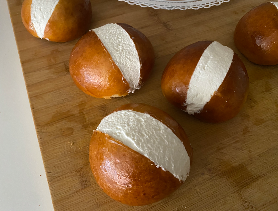 Maritozzi italianos con nata. Receta tradicional del bollo romano más cremoso