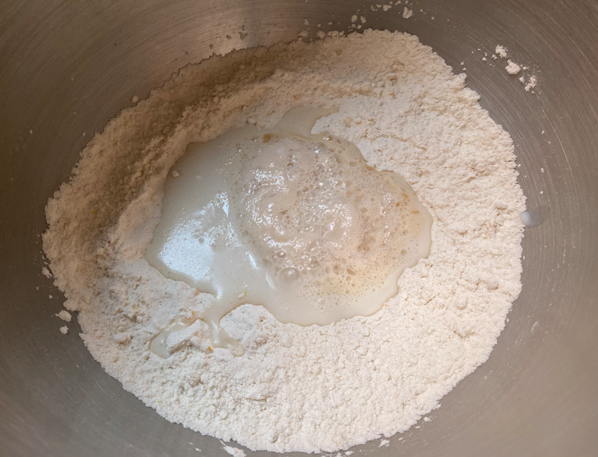 Maritozzi italianos con nata. Receta tradicional del bollo romano más cremoso