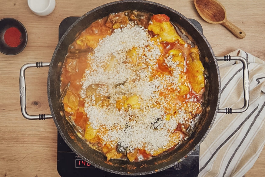Paella alicantina de carne, con pollo y cerdo
