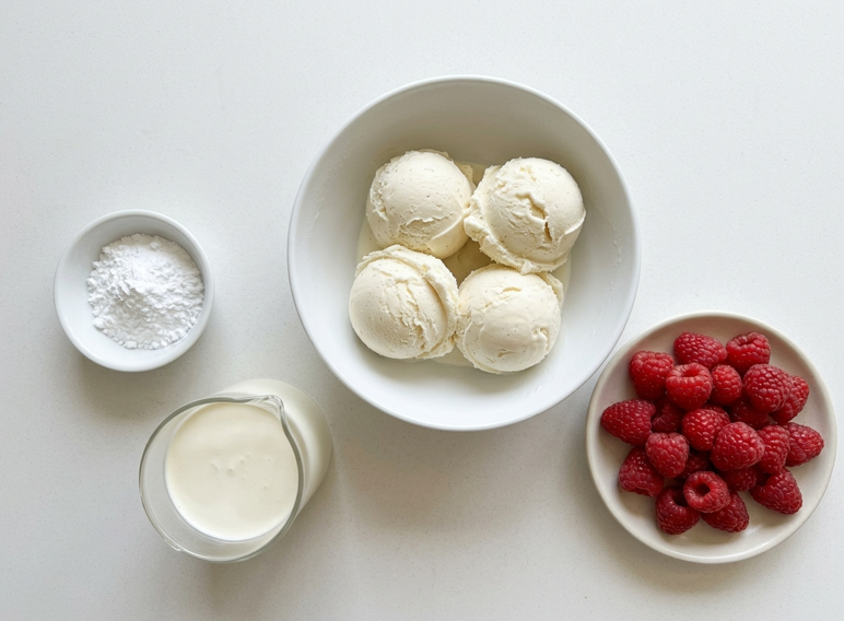 Peach Melba de Escoffier con montaje en copa, nata y frambuesas