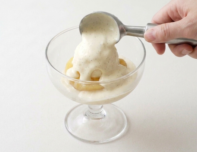Peach Melba de Escoffier con montaje en copa, nata y frambuesas