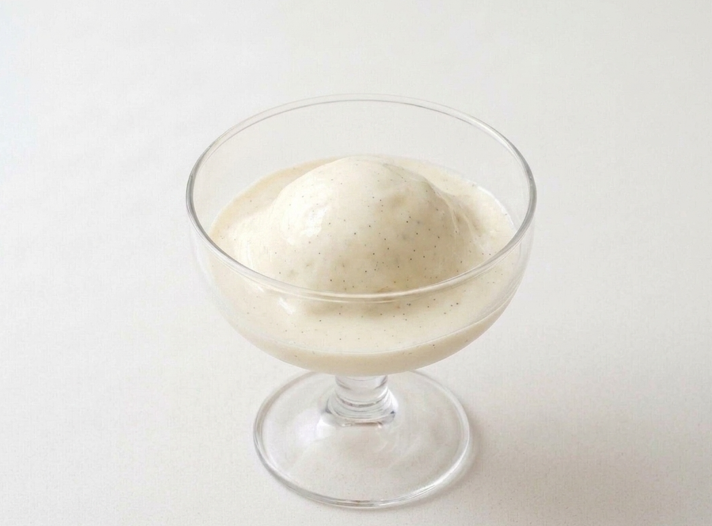 Peach Melba de Escoffier con montaje en copa, nata y frambuesas