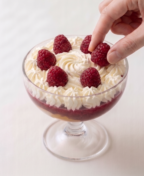 Peach Melba de Escoffier con montaje en copa, nata y frambuesas