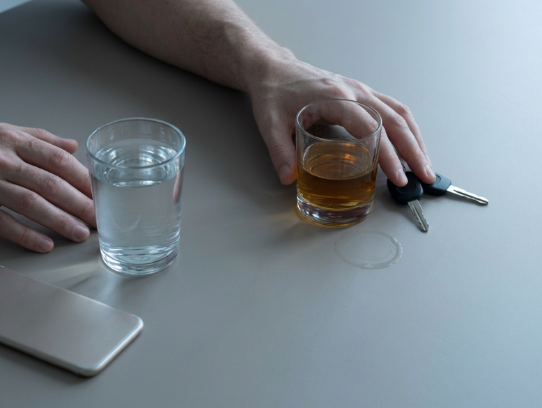 Productos para combatir la resaca que realmente funcionan: qué merece la pena comprar y qué no