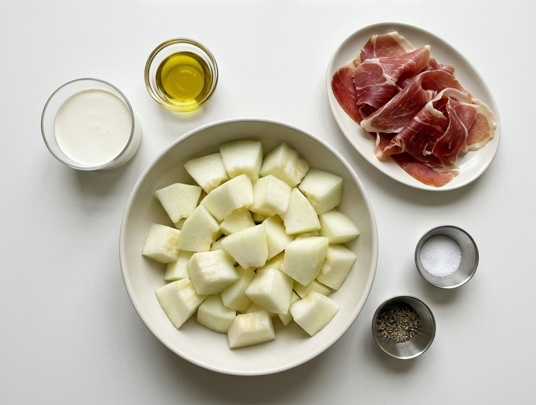 Sopa de melón con jamón, cremosa, fría y lista para salvar cualquier comida de verano