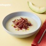Sopa de melón con jamón, cremosa, fría y lista para salvar cualquier comida de verano