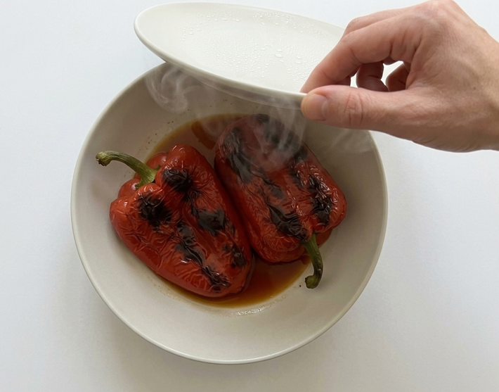 Sopa fría de tomate, pimiento asado y Jerez, sin pepino y con una textura muy fina
