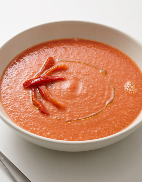 Sopa fría de tomate, pimiento asado y Jerez, sin pepino y con una textura muy fina
