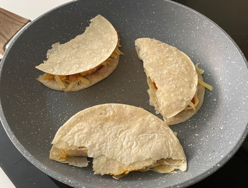 Tacos gobernador de camarón, una versión fácil y jugosa para hacer en casa