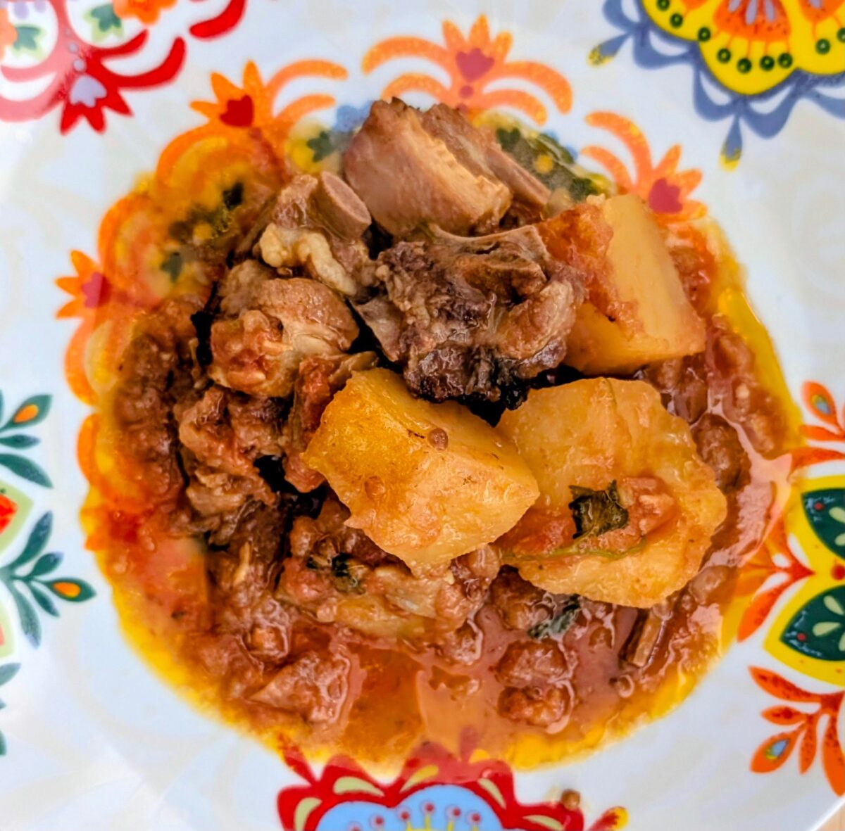 Aloo gosht pakistaní, el guiso de cordero y patatas con caldo especiado