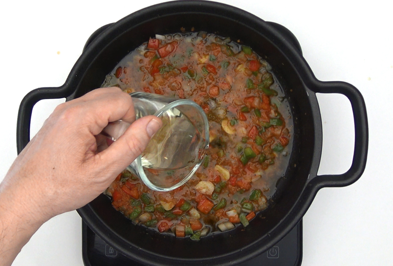 Arroz con costillas de cerdo en cazuela: receta de domingo paso a paso