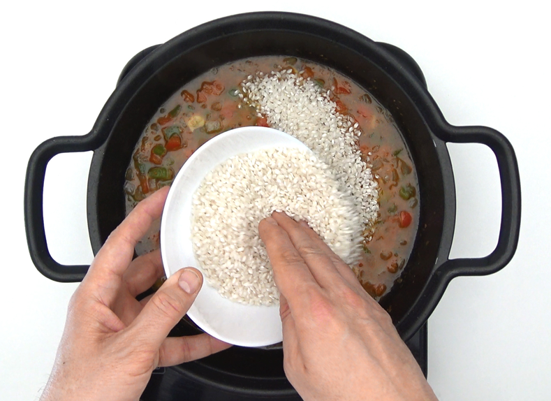 Arroz con costillas de cerdo en cazuela: receta de domingo paso a paso