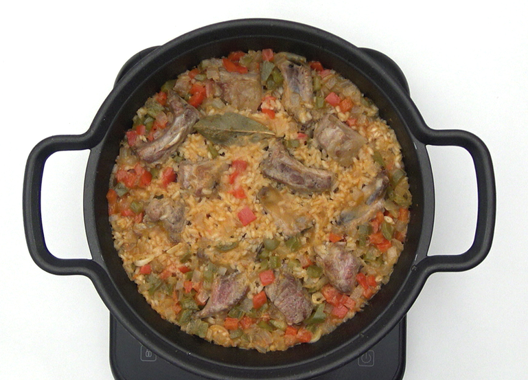 Arroz con costillas de cerdo en cazuela: receta de domingo paso a paso
