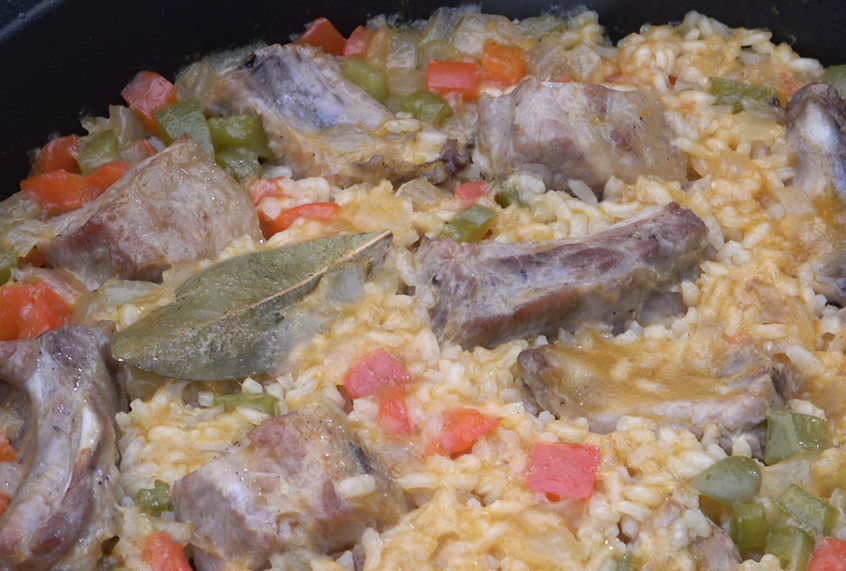 Arroz con costillas de cerdo en cazuela: receta de domingo paso a paso