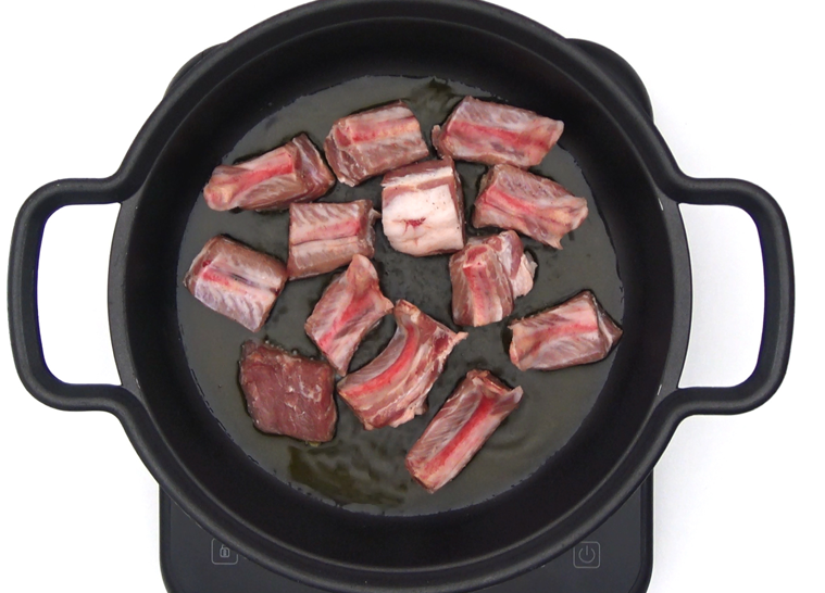 Arroz con costillas de cerdo en cazuela: receta de domingo paso a paso