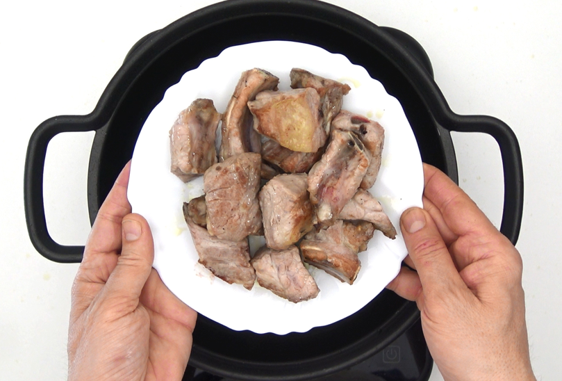 Arroz con costillas de cerdo en cazuela: receta de domingo paso a paso
