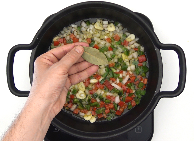 Arroz con costillas de cerdo en cazuela: receta de domingo paso a paso