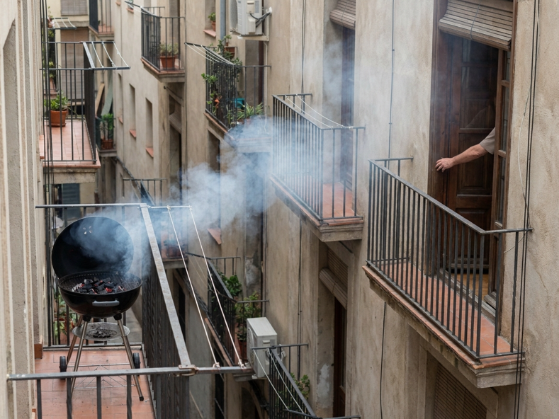 ¿Es legal hacer una barbacoa en la terraza o el jardín de casa? Lo que debes saber antes de encenderla