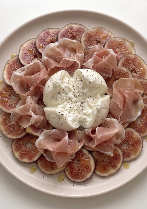 Carpaccio de higos con burrata y jamón, un entrante fresco listo en 15 minutos