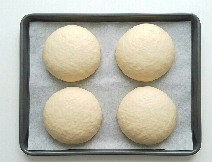 Chinitos de Almería, el bollo de crema y chocolate que se corta en media luna
