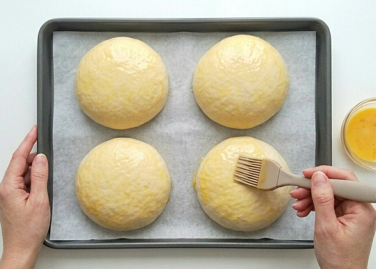 Chinitos de Almería, el bollo de crema y chocolate que se corta en media luna