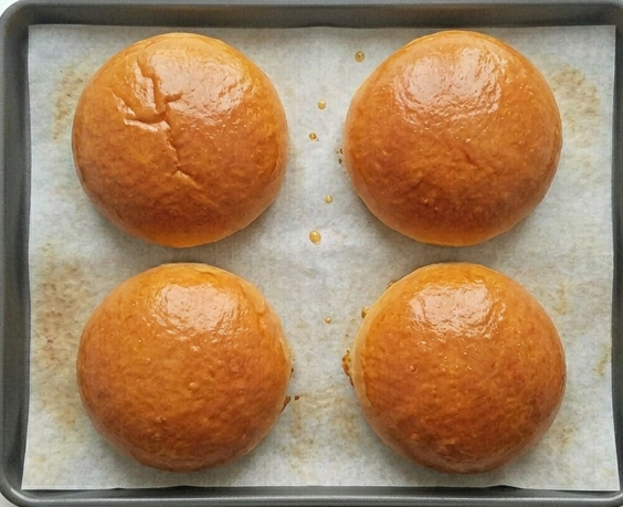Chinitos de Almería, el bollo de crema y chocolate que se corta en media luna