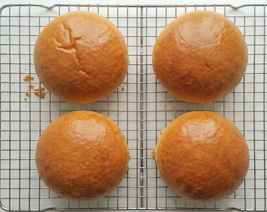 Chinitos de Almería, el bollo de crema y chocolate que se corta en media luna