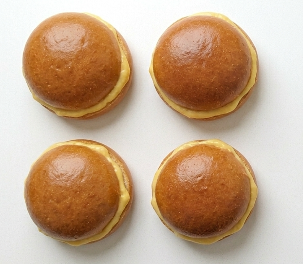 Chinitos de Almería, el bollo de crema y chocolate que se corta en media luna