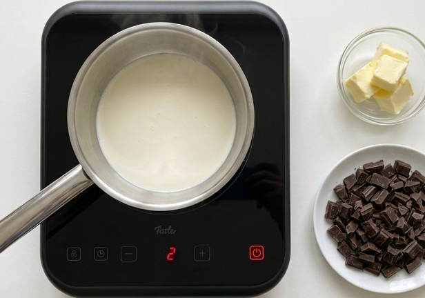 Chinitos de Almería, el bollo de crema y chocolate que se corta en media luna