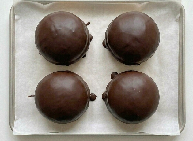 Chinitos de Almería, el bollo de crema y chocolate que se corta en media luna