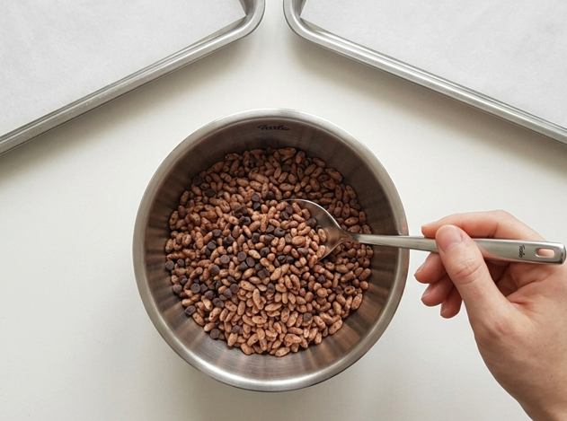 Choco Flakes caseros con arroz inflado y chips de chocolate